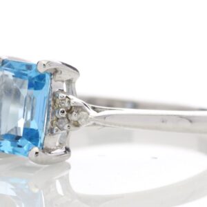 9ct White Gold Diamond And Blue Topaz Ring 0.03 Carats