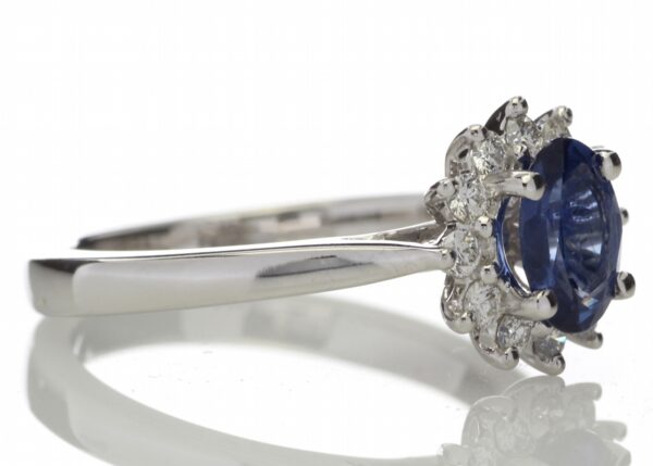 18ct White Gold Diamond And Sapphire Cluster Ring 0.25 Carats - Image 4