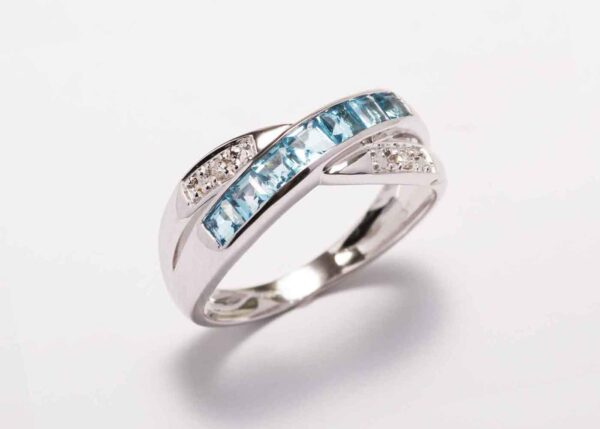 9ct White Gold Blue Topaz And Diamond Ring 0.06 Carats - Image 7