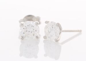 18ct White Gold Single Stone Diamond Earring 0.90 Carats