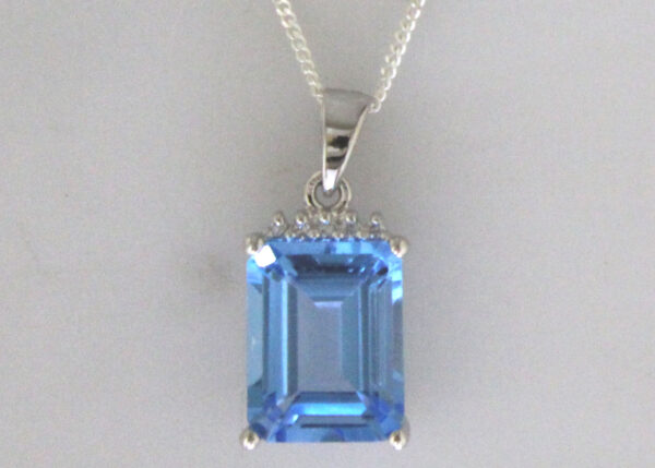 9ct White Gold Diamond And Blue Topaz Pendant (T3.76) 0.01 - Image 2