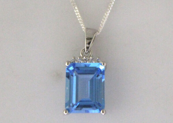 9ct White Gold Diamond And Blue Topaz Pendant (T3.76) 0.01 - Image 5