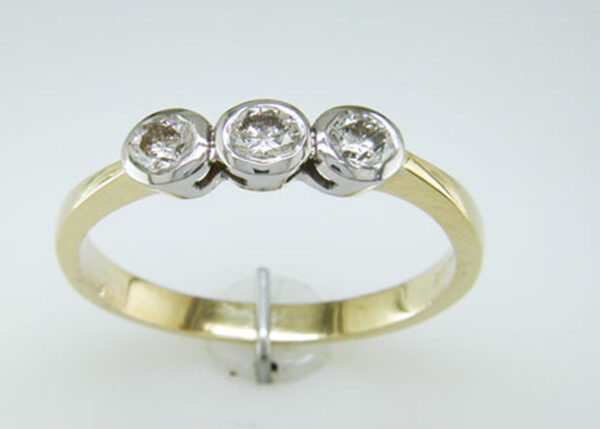 18ct Three Stone Rubover Set Diamond Ring 0.75 - Image 6