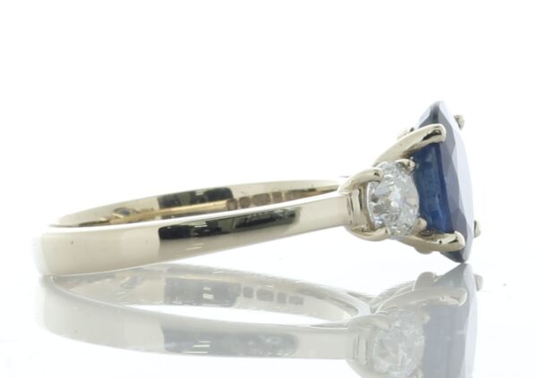 18ct Yellow Gold Three Stone Oval Cut Diamond And Sapphire Ring (S2.16) 0.77 - Image 3