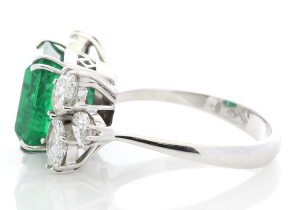 18ct White Gold Emerald Cluster Claw Set Diamond And Emerald Ring (E 5.40) 1.80 Carats - Image 3