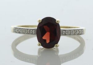 9ct Yellow Gold Diamond And Garnet Ring (G1.47) 0.04