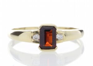 9ct Yellow Gold Emerald Cut Garnet Diamond Ring 0.05 Carats