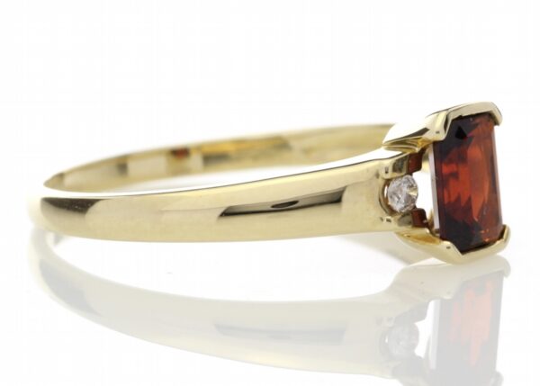 9ct Yellow Gold Emerald Cut Garnet Diamond Ring 0.05 Carats - Image 4