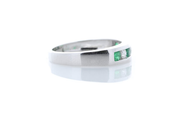 9ct White Gold Channel Set Semi Eternity Diamond And Emerald Ring (E0.30) 0.25 - Image 4