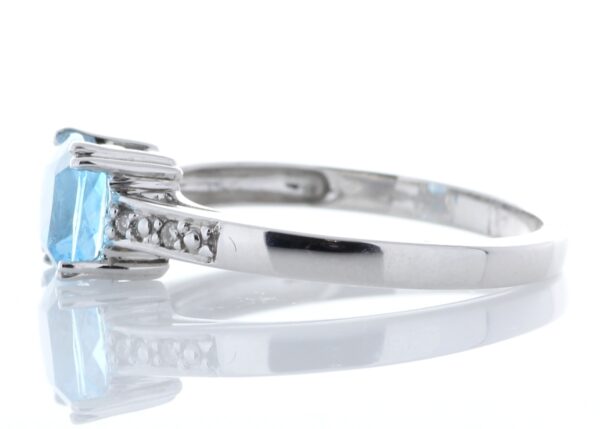 9ct White Gold Blue Topaz Diamond Ring 0.03 Carats - Image 3