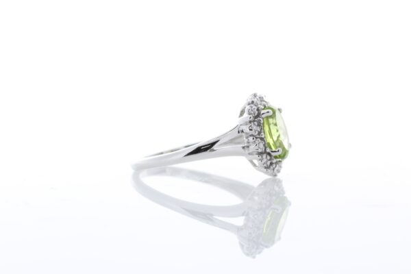 9ct White Gold Cluster Diamond And Peridot Ring (P1.50) 0.03 - Image 4