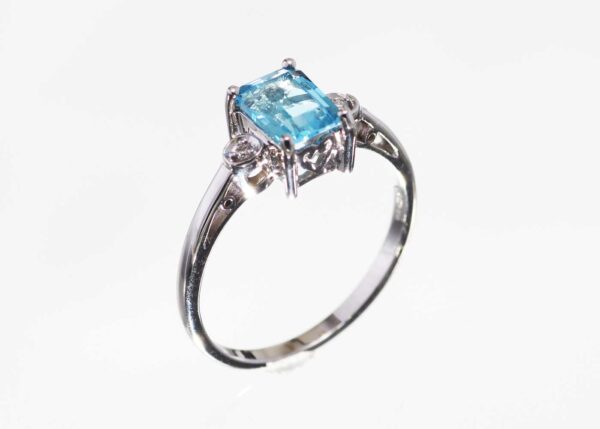 9ct White Gold Blue Topaz Diamond Ring 0.02 Carats - Image 2