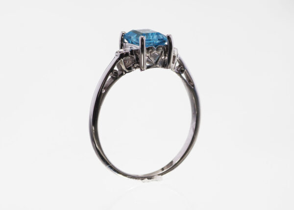 9ct White Gold Blue Topaz Diamond Ring 0.02 Carats - Image 3