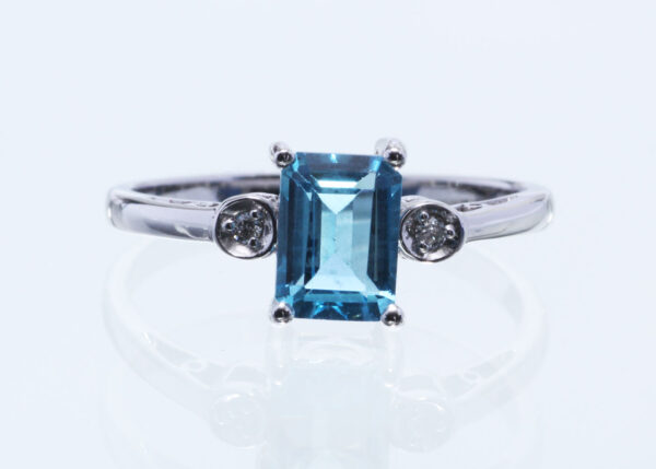 9ct White Gold Blue Topaz Diamond Ring 0.02 Carats - Image 4