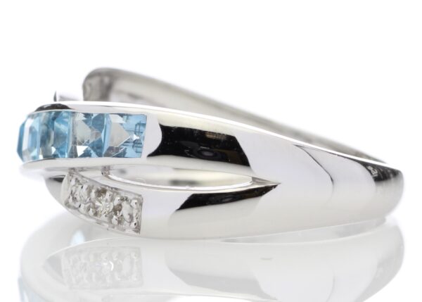 9ct White Gold Blue Topaz And Diamond Ring 0.06 Carats - Image 3