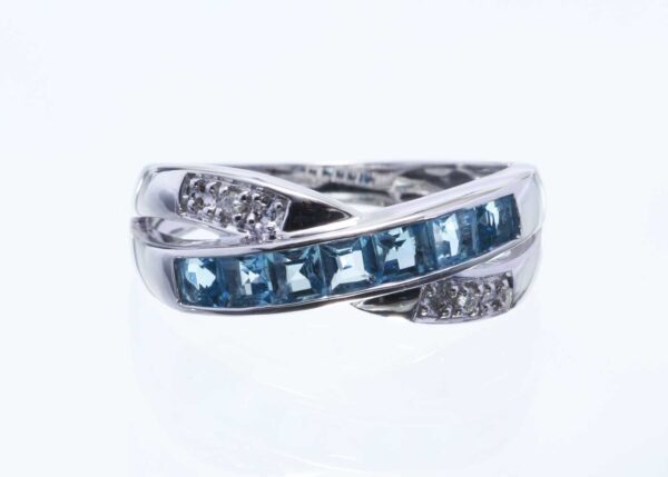 9ct White Gold Blue Topaz And Diamond Ring 0.06 Carats - Image 6