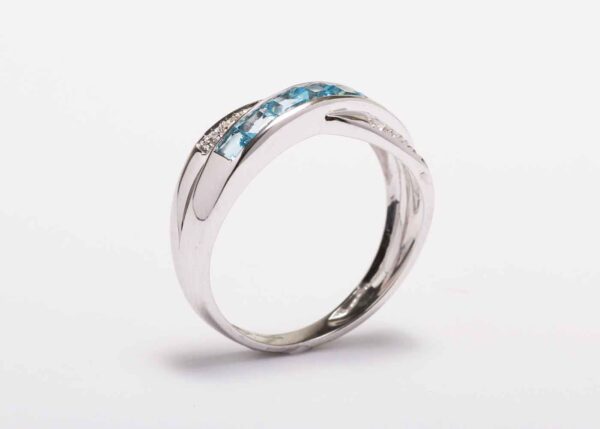 9ct White Gold Blue Topaz And Diamond Ring 0.06 Carats - Image 8