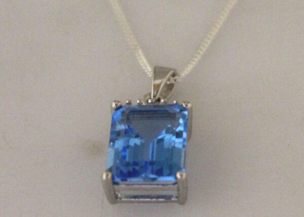 9ct White Gold Diamond And Blue Topaz Pendant (T3.76) 0.01 - Image 3