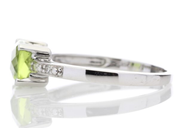 9ct White Gold Peridot Diamond Ring 0.05 Carats - Image 3